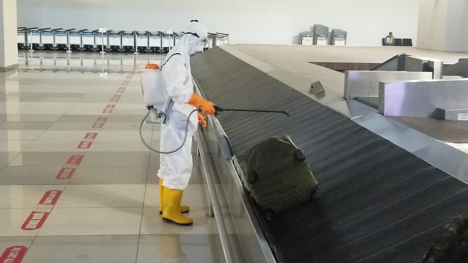 penyemprotan-cairan-disinfektan-ke-bagasi-penumpang.jpg