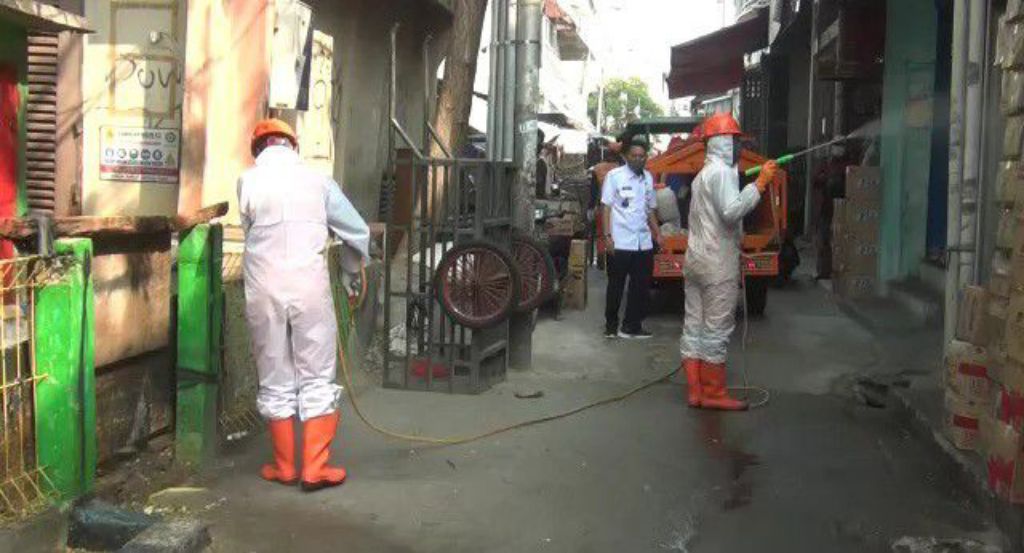 Pasar Elang Disemprot Disinfektan Setelah Ada Tukang Becak Meninggal Reaktif Covid-19