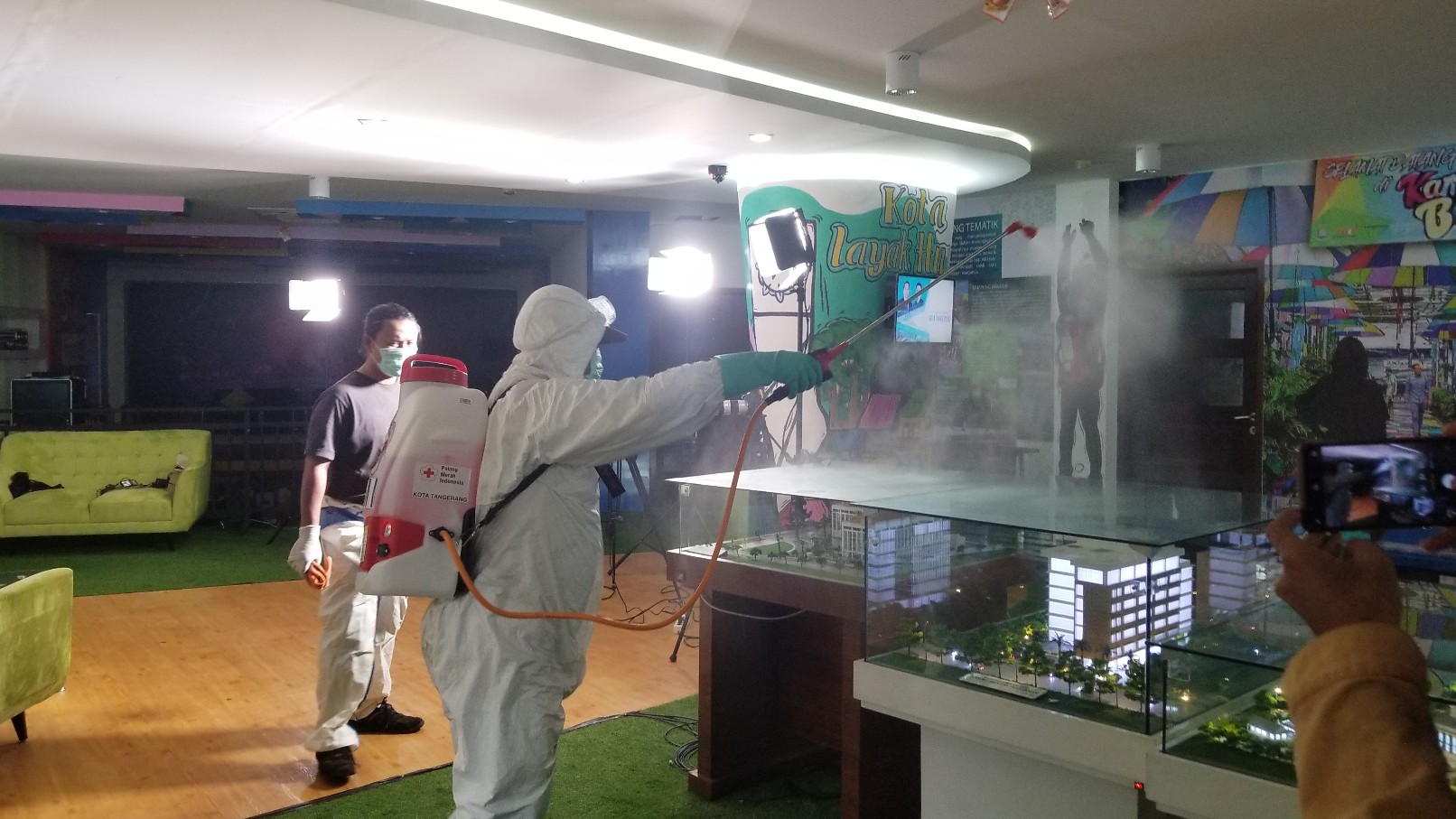 penyemprotan-disinfektan-di-pusat-pemerintaha-kota-tangerang-2.jpg