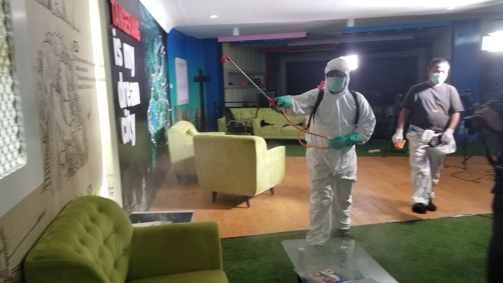 penyemprotan-disinfektan-di-pusat-pemerintaha-kota-tangerang.jpg