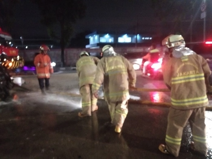 Tumpahan Oli di Jalan I Gusti Ngurah Rai Jakarta Timur Telah Dibersihkan Petugas Sudin PKP