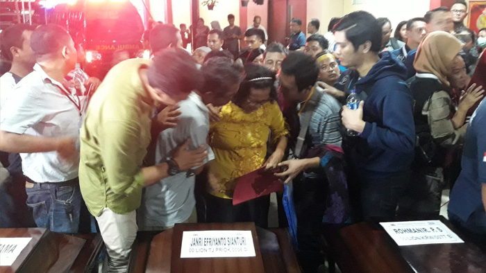 Isak Tangis Warnai Prosesi Penyerahan Jenazah Korban Kecelakaan Lion Air PK-LQP