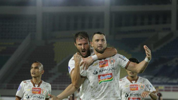 penyerang-persija-jakarta-marko-simic-bersama-marco-motta-laga-psm-makassar.jpg