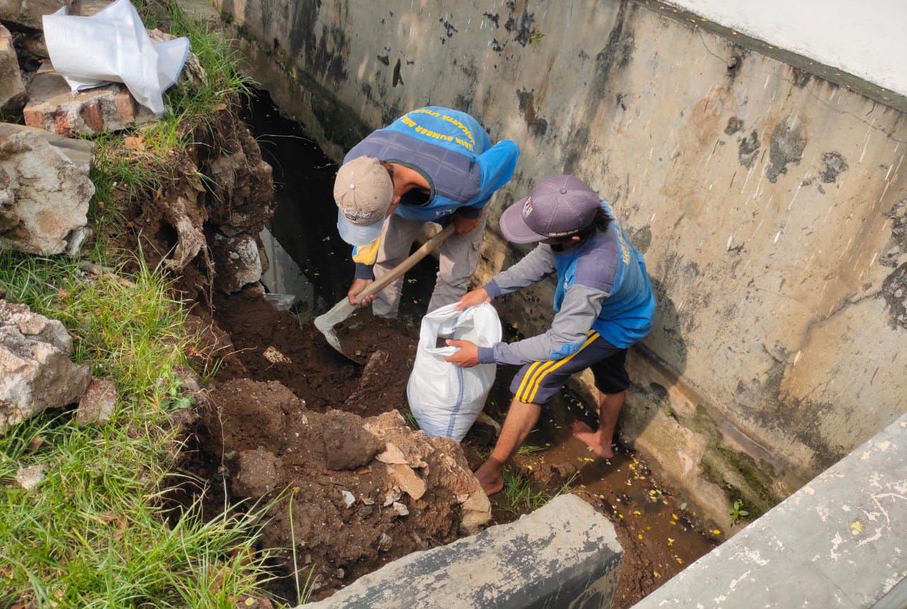 Jelang Musim Hujan, Turap Longsor di Jalan Pluit Timur Raya Diperbaiki
