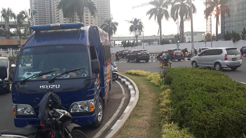 Petugas Dinas Sosial Tertibkan Penggalang Dana di Perempatan Pondok Indah