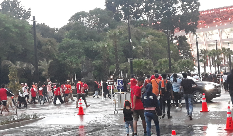 Ribuan Jakmania Tembus Hujan Demi Tonton Persija Kontra Som Lan Nghe An