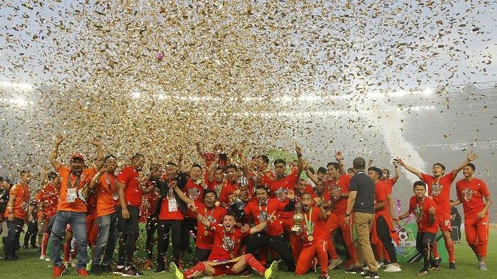 persija-selebrasi-juara-liga-1-musim-2018-di-sugbk-usai-menaklukkan-mitra-kukar-2-1.jpg
