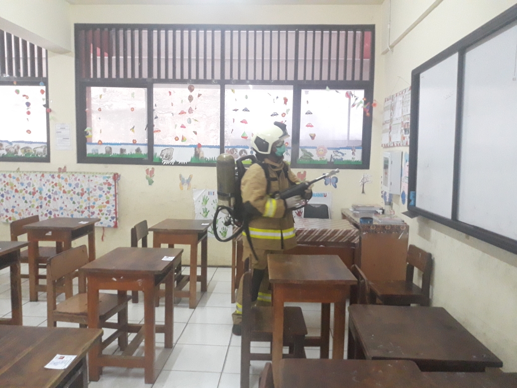 personel-sudin-pkp-jakarta-timur-saat-menyemprot-disinfektan-1.jpg