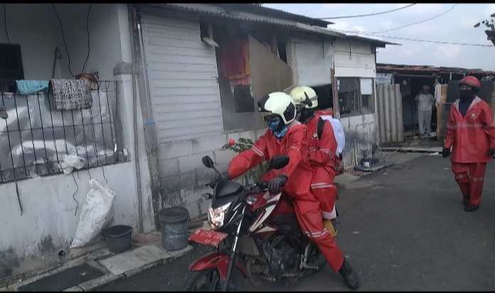 personel-sudin-pkp-jakarta-timur-saat-menyemprot-disinfektan-di-permukiman-warga.jpg