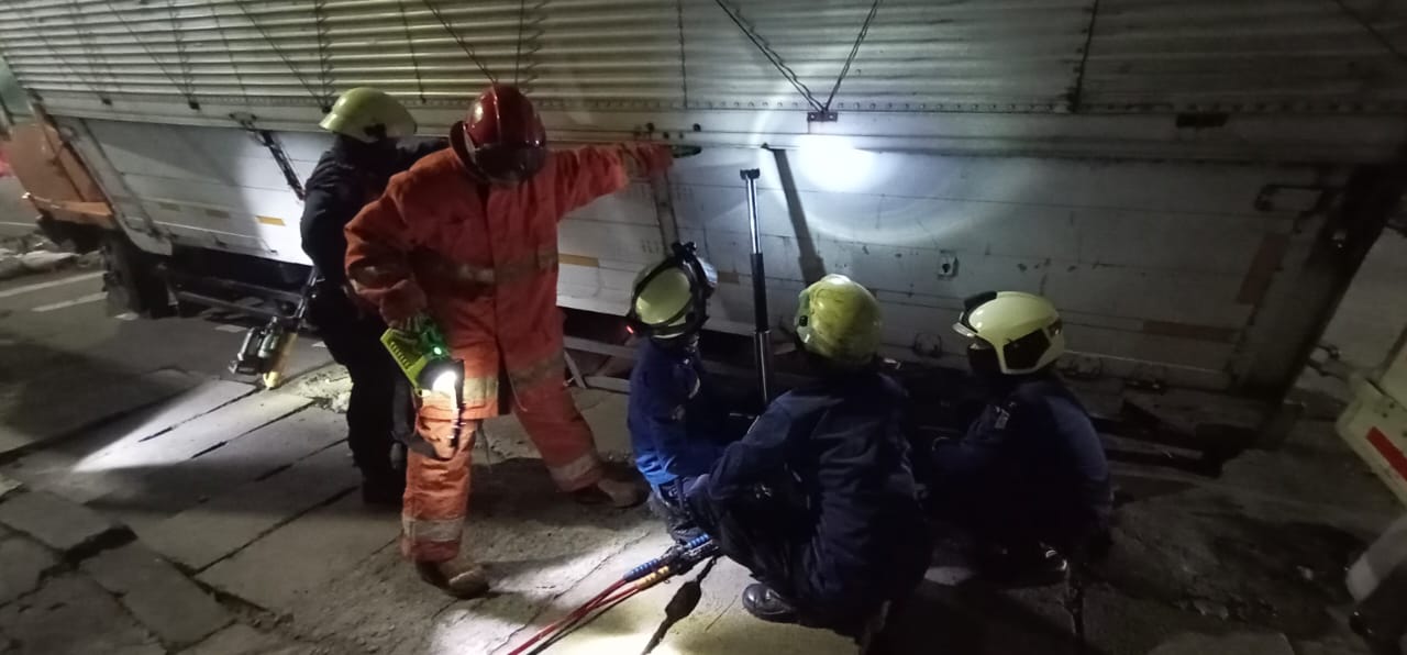 Truk Muatan Sembako untuk Warga Terdampak Pandemi Covid-19 Terperosok di Matraman