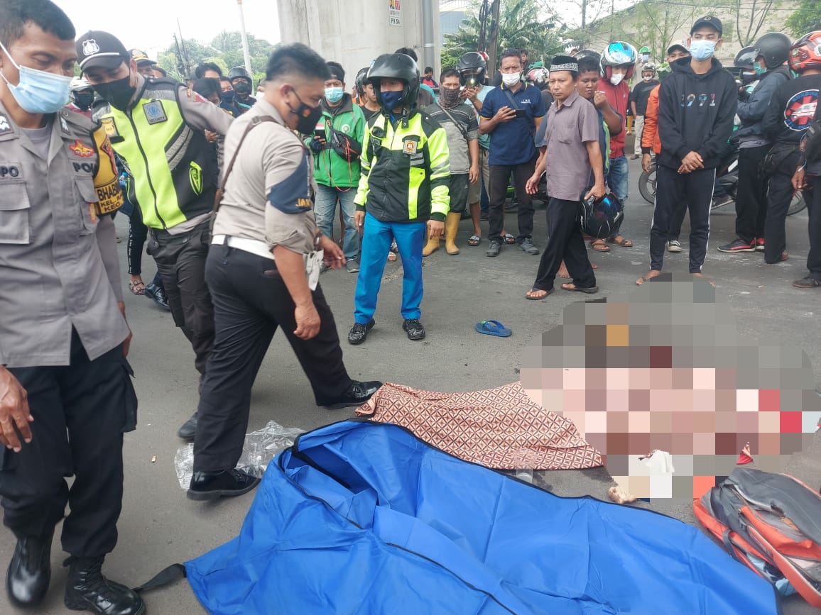 Dibonceng Naik Motor, Emak-Emak Terserempet Truk Hingga Tutup Usia di Cakung