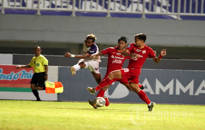 pesepak-bola-persija-jakarta-vs-persita-tangerang-liga-1.jpg