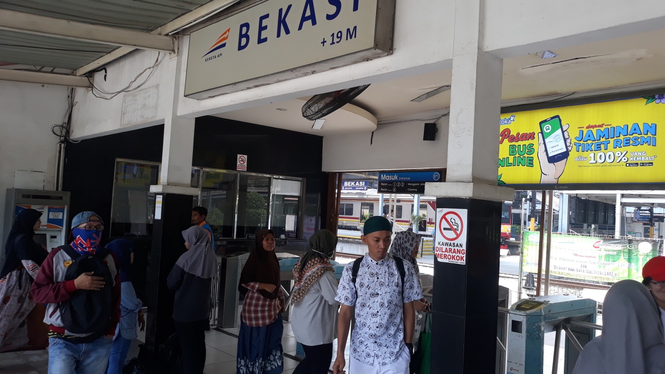 peserta-aksi-bertokak-menuju-jakarta-dari-stasiun-bekasi.jpg