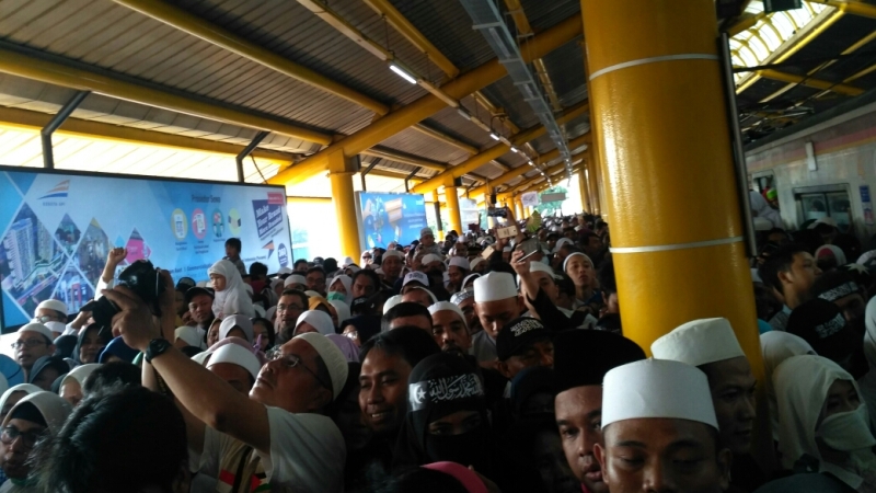 peserta-reuni-akbar-212-di-stasiun-gondangdia.jpg