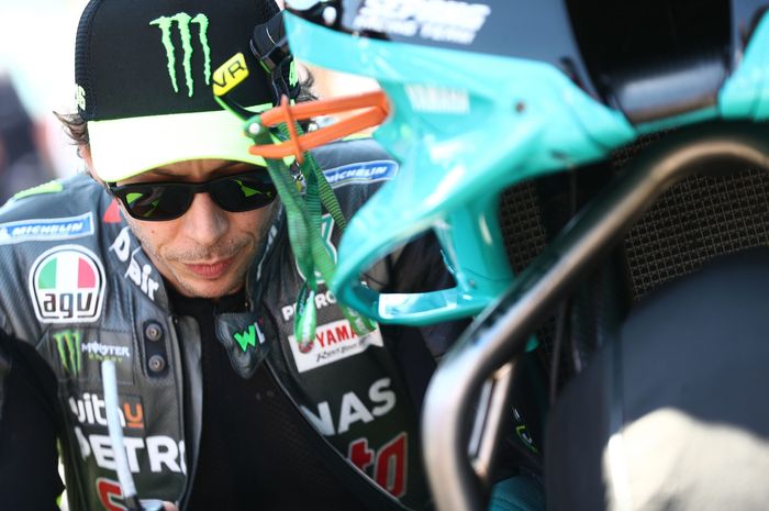 petronas-yamaha-srt-valentino-rossi-jelang-balapan.jpg