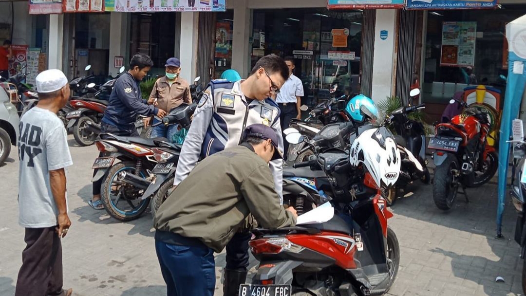 petugas-dishub-saat-melakukan-pendataan-di-kota-bekasi.jpg