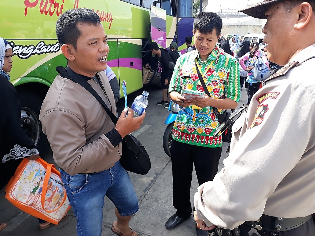 Petugas Dukcapil Jaksel Sosialisasi SKDS ke Penumpang yang Baru Turun di Terminal Lebak Bulus