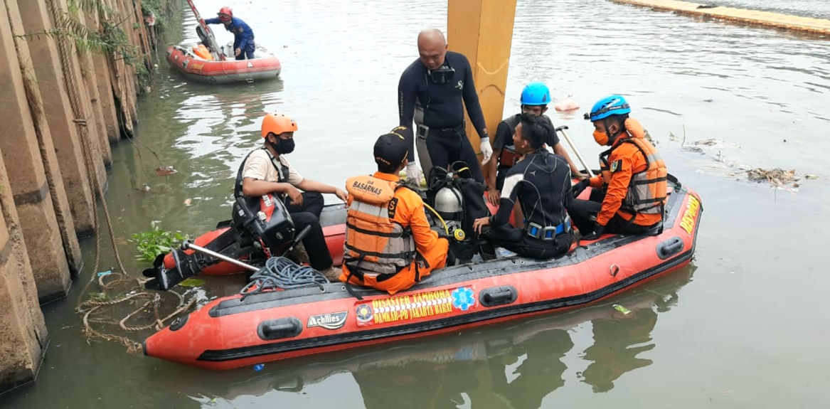 petugas-gabungan-mencari-solihun-menggunakan-perahu-karet-di-kali-banjir-kanal-barat-bkb.jpg