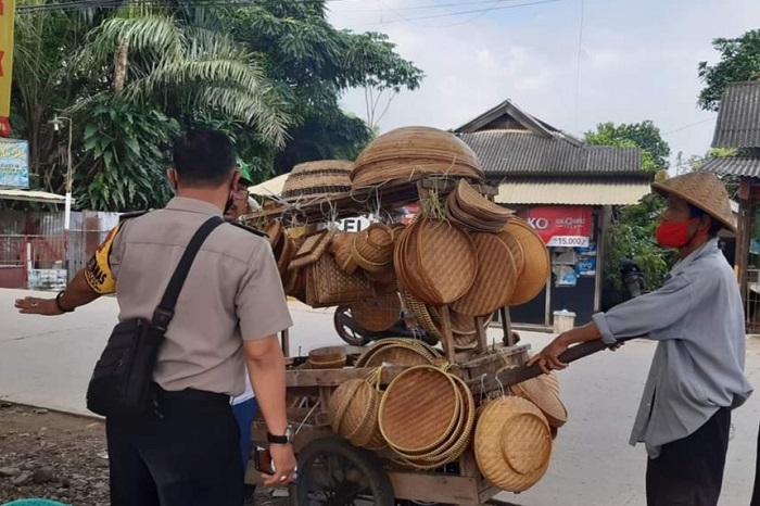 petugas-kepolisian-sektor-sawangan-mendatangi-kakek-alif.jpg