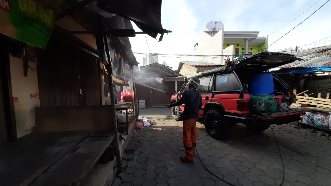 petugas-melakukan-penyemprotan-disinfektan-di-pasar-kedip-kebayoran-lama.jpg