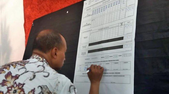 petugas-melakukan-perhitungan-suara-di-tps-nomor-38-yang.jpg