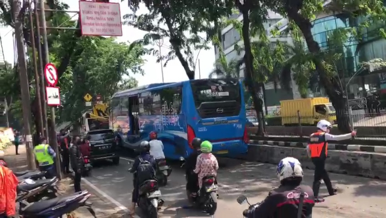 petugas-menderek-bus-transjakartai-kecelakaan-di-jalan-sultan-iskandar-muda-jumat-29102021.jpg
