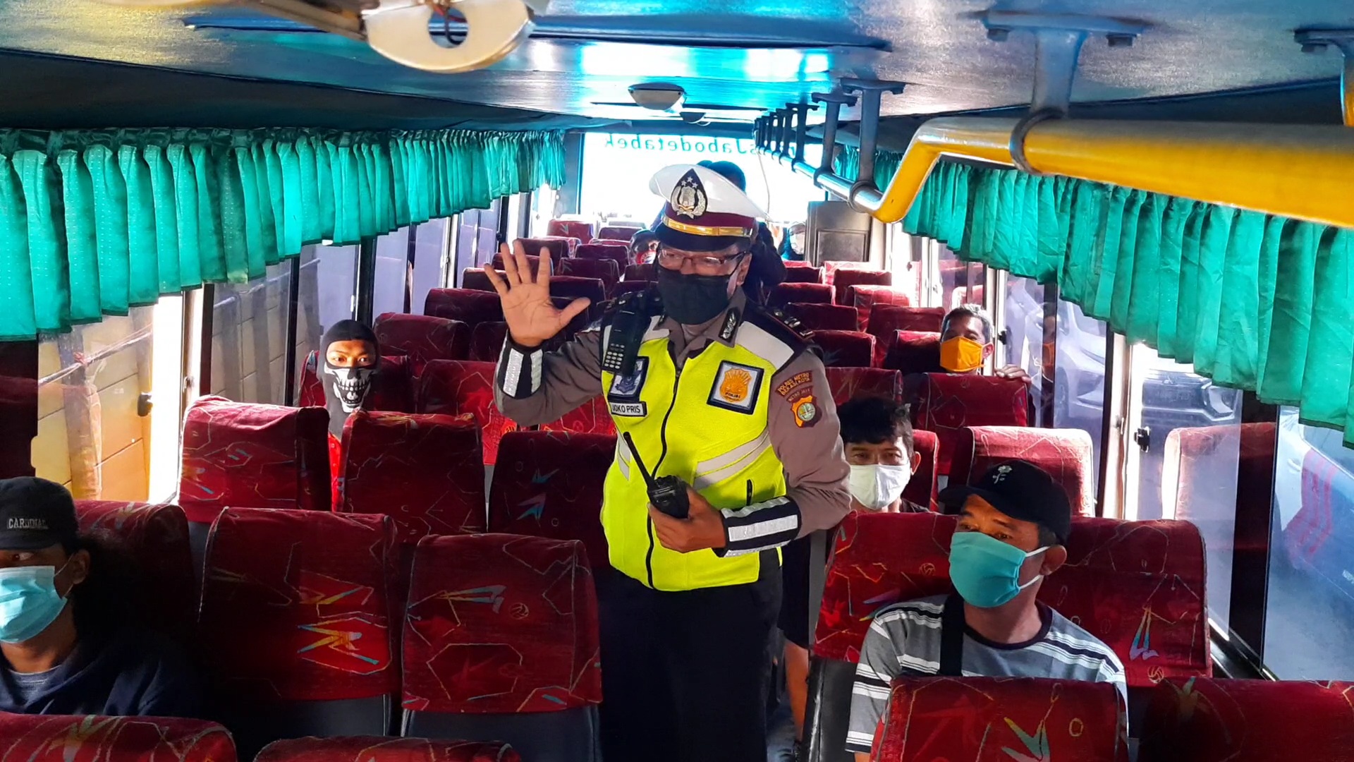 petugas-menghentikan-dan-memeriksa-bus-angkutan-di-tol.jpg