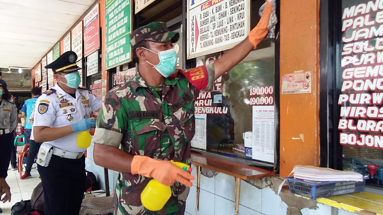 petugas-menyemprotkan-cairan-disinfektan-di-terminal-kalideres.jpg