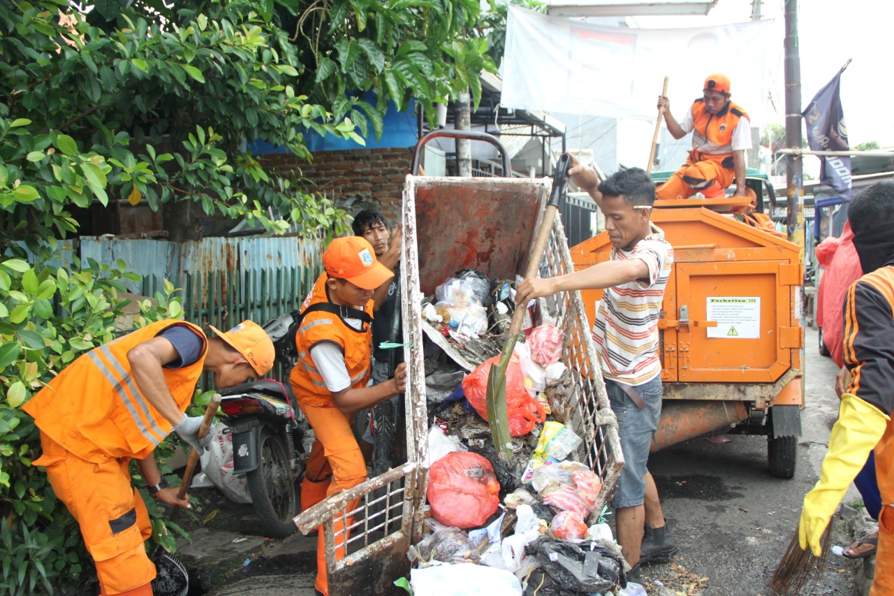 petugas-ppsu-membantu-membersihkan-memgangkut-sampah-hasil-kerja-bakti.jpg