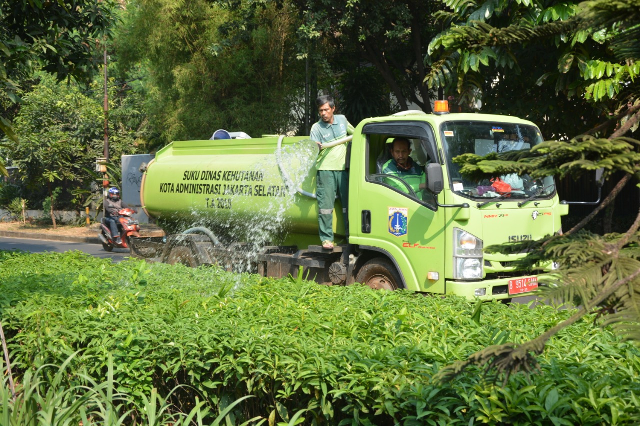 petugas-siram-tanaman.jpg