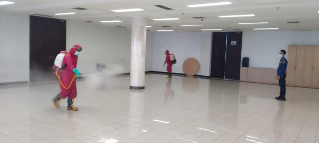 Jelang Digunakan Tempat Isolasi Mandiri Pasien Covid-19, Balai Yos Sudarso Disemprot Disinfektan