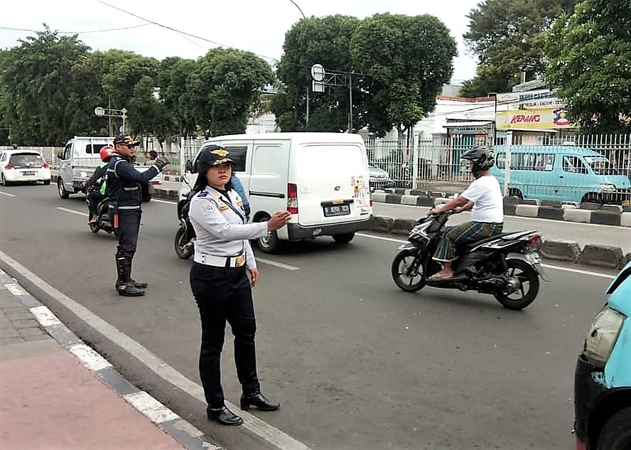 petugas-sudinhub-jakarta-timur-mengatur-lalu-lintas.jpg