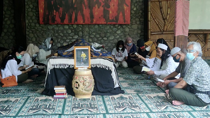 peziarah-melantunkan-doa-untuk-almarhumah-ken-zuraida.jpg