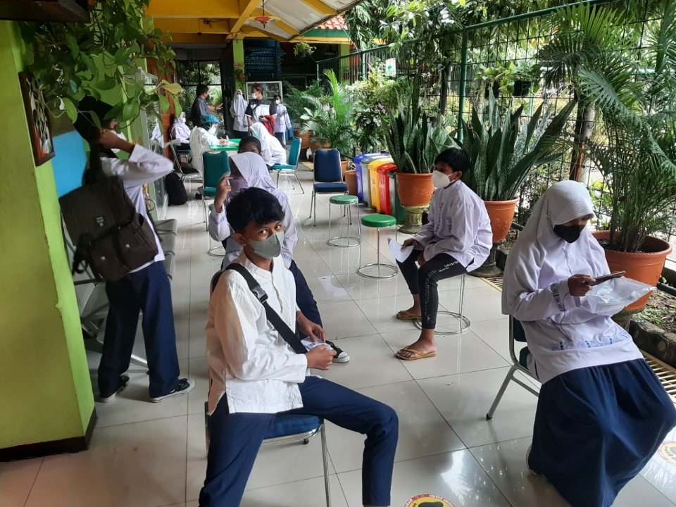 pihak-smpn-85-pondok-labu-cilandak-jakarta-selatan-menggelar-tes-pcr-massal.jpg