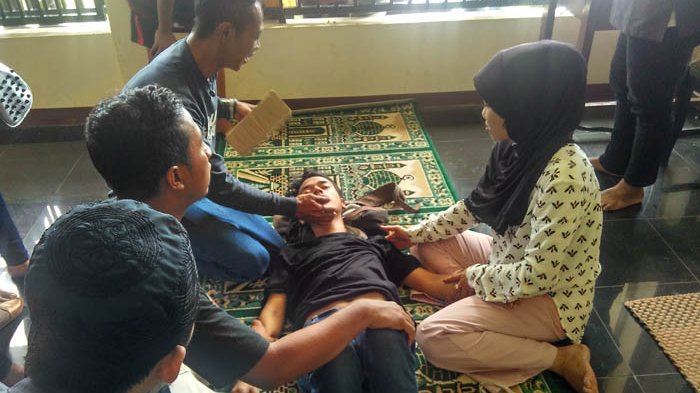 Tak Kuat Saksikan Jenazah Ibunya Masuk Liang Lahat Kakak Beradik Ini Pingsan