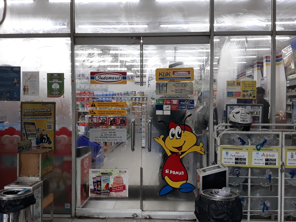 pintu-kaca-minimarket-rusak-dipecah.jpg