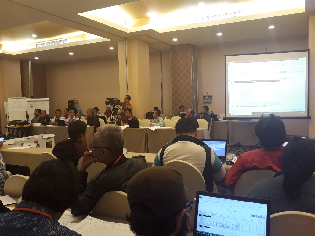 pleno-rekapitulasi-suara-pemilu-2019-tingkat-kota-jakarta-timur-di-maxone-hotel-jumat-1052019.jpg