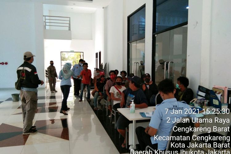 pmks-yang-ditertibkan-satpol-pp-jakarta-barat-saat-didata-di-gor-cengkareng.jpg