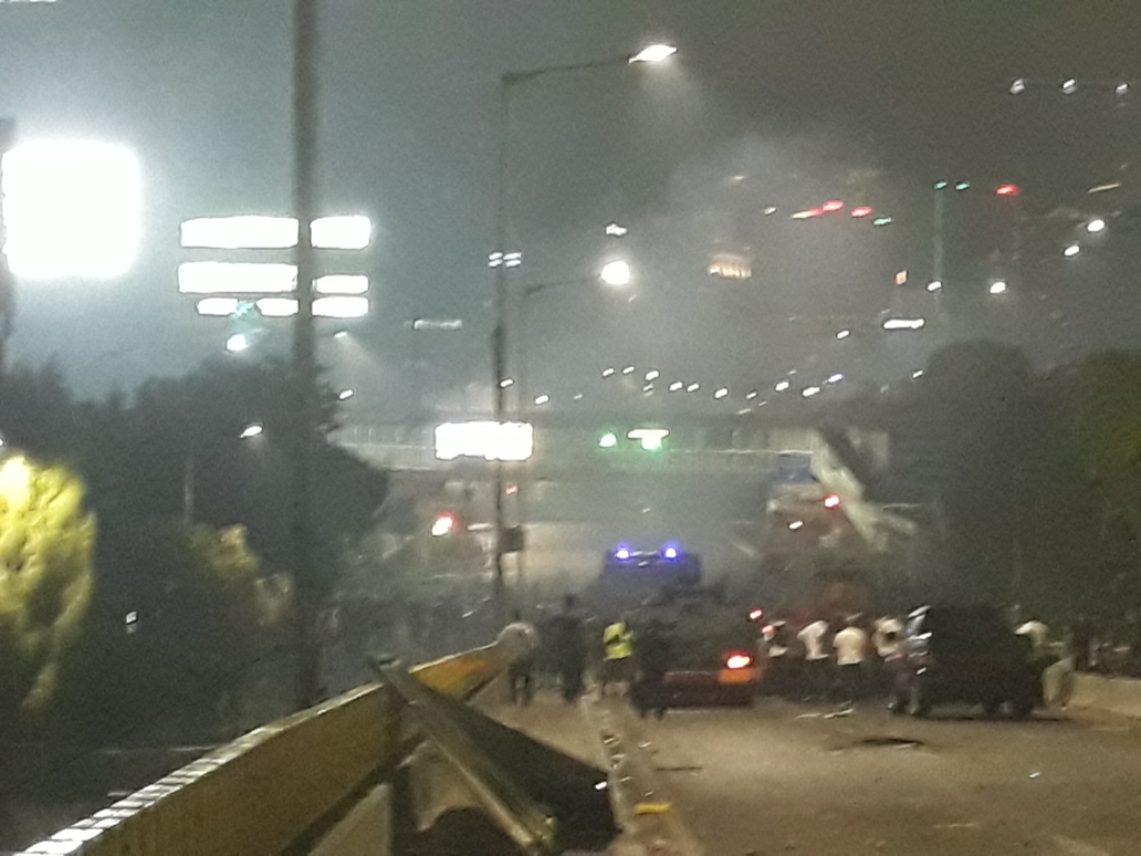 polisi-bergerak-ke-perempatan-slipi-untuk-bubarkan-massa.jpg