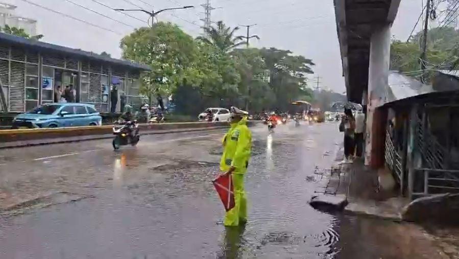 polisi-hujan-atur-jalan-daan-mogot.jpg