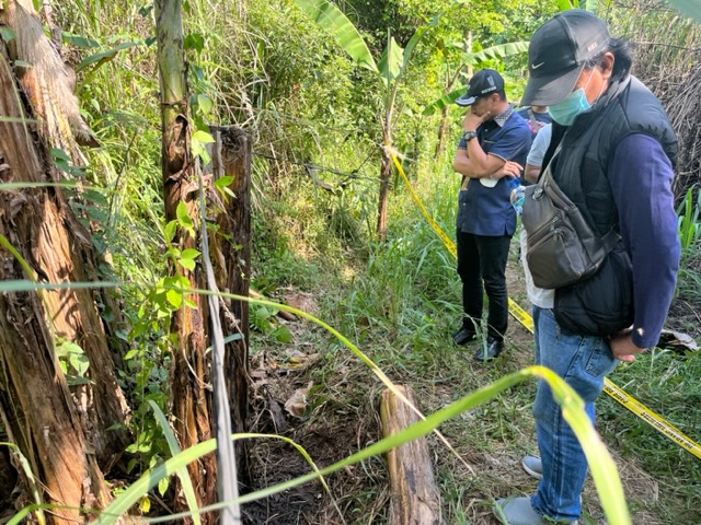 polisi-kembali-cari-barang-bukti-di-lokasi-jasad-wanita-tanpa-berbusana-tapos-kota-depok.jpg