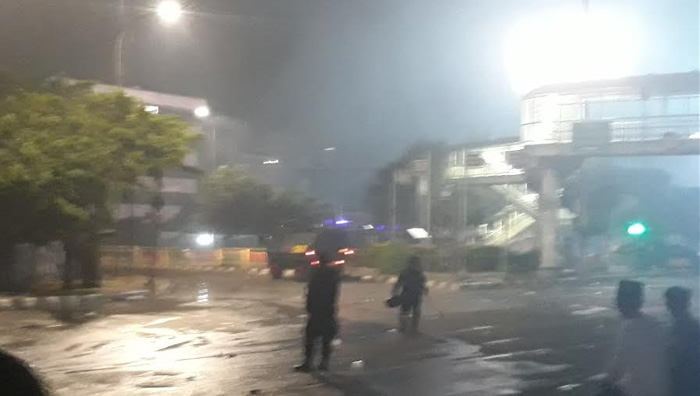 polisi-memukul-mundur-massa-di-perempatan-slipi-jakarta-barat.jpg