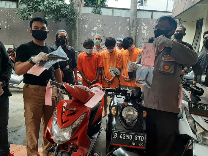 polisi-menunjukkan-pistol-mainan-jumat-1232021.jpg