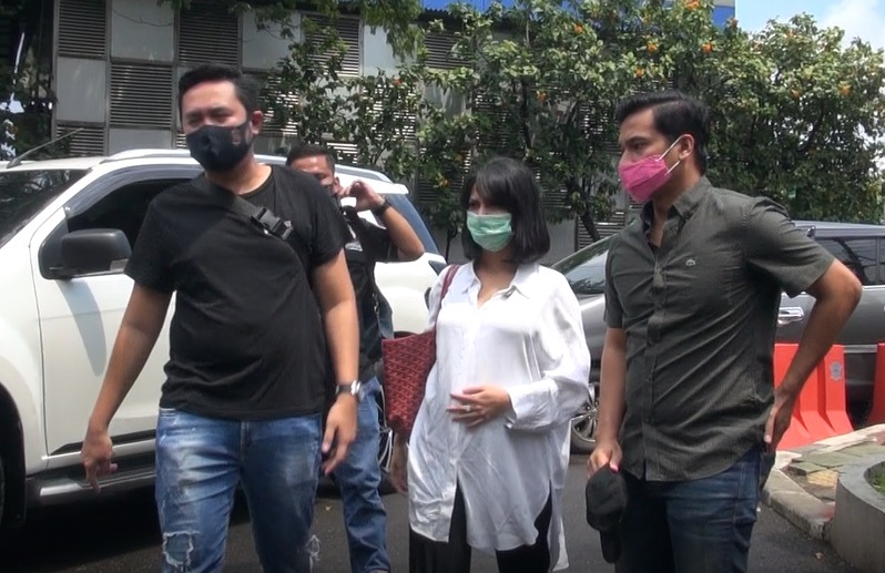 polisi-saat-menjemput-vanessa-angel-di-kediamannya-menuju-polres-metro-jakarta-barat-1.jpg