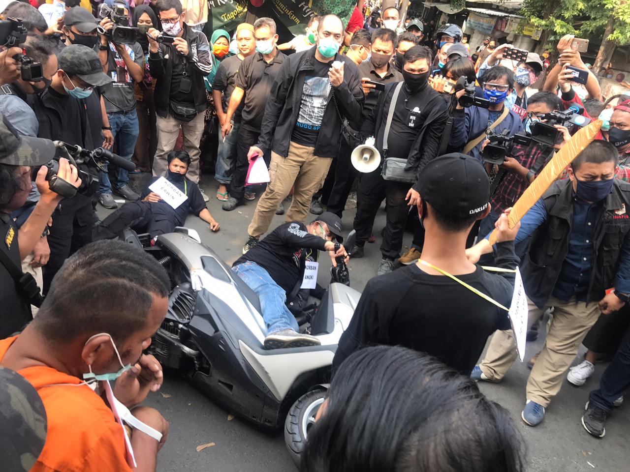 polisi-saat-prarekonstruksi-kasus-pembacokan-yang-melibatkan-anah-bua.jpg