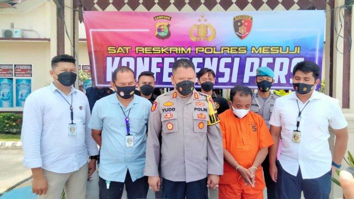 polres-mesuji-menggelar-konferensi-pers-kasus-asusila-guru-ponpes.jpg