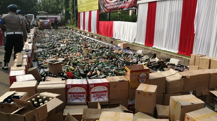 polres-metro-bekasi-memusnahkan-ribuan-botol-miras-senin-124.jpg
