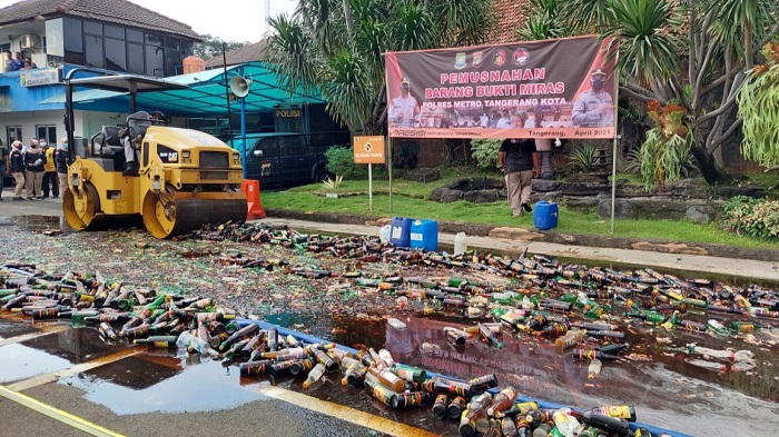 polres-metro-tangerang-kota-memusnahkan-belasan-ribu-minuman-keras-senin-1242021.jpg