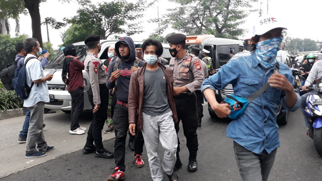 polrestro-jakarta-timur-saat-mengamankan-simpatisan-rizieq-shihab.jpg