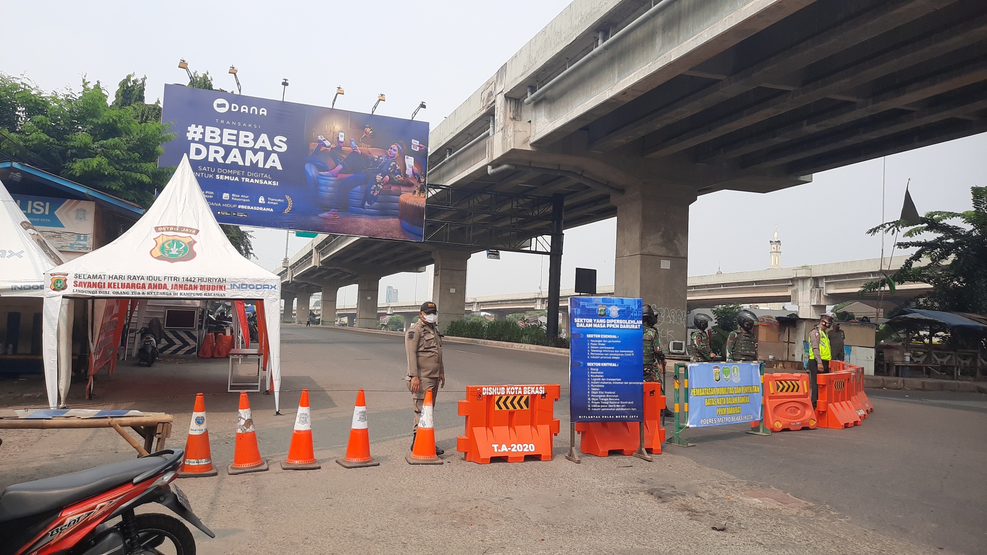 pos-penyekatan-di-jalan-kh-noer-ali.jpg
